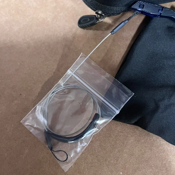 NWT authentic Oakley Clifden - Picture 6 of 9